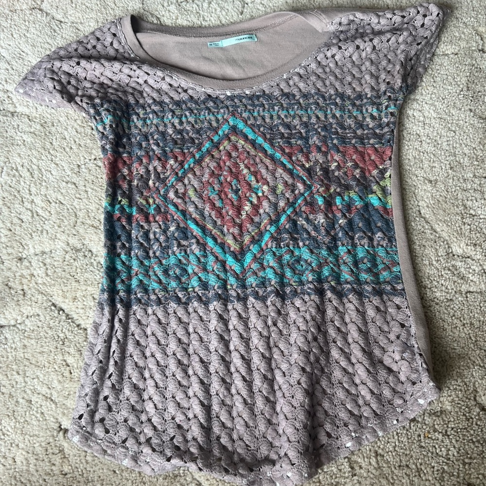 Women’s short sleeve with front design.
